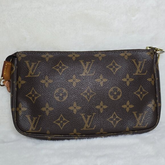 LOUIS VUITTON Monogram Pochette Accessoires - Picture 2 of 12